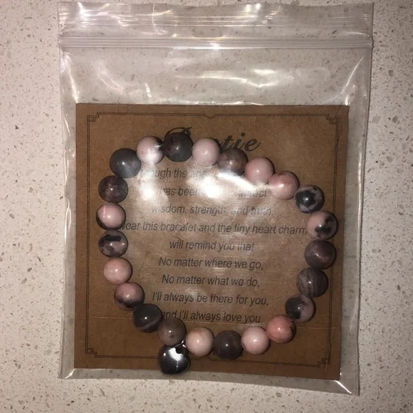 Beautiful Bestie Bracelet. Never worn .. - Picture 4 of 4